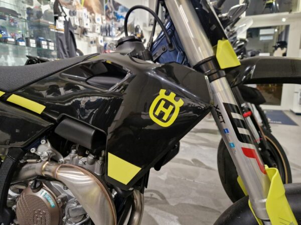 Husqvarna Logo Aufkleber